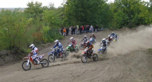 KROSERI IMAJU ČAST DA STARTUJU SEZONU Detalj sa starta klase MX2 na finalnoj trci u Horgošu prošle godine 