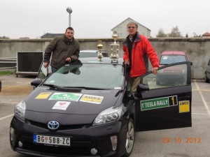 NAREDNE GODIEN PUCAJU NA VRH V. Pijević Stevica Rauš i Bata Nađ 