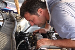 ŠTA JE SAD PROBLEM? Pogled ispod haube Marinkovićevog automobila