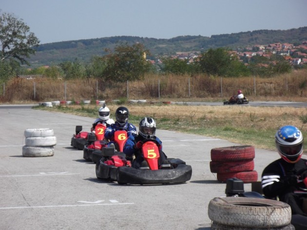 VESELO OKOLO PREPREKE Kartingaši na delu u šikani 
