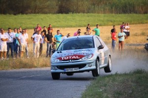 VIŠE U VAZDUHU NEGO NA PODLOZI Vladimir Zečević i Dario Konstatinović (Foto: P. Janković)
