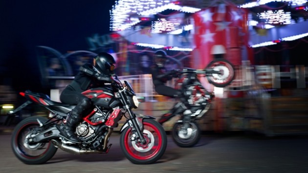 2015-Yamaha-MT07MC-EU-Matt-Grey-Action-002