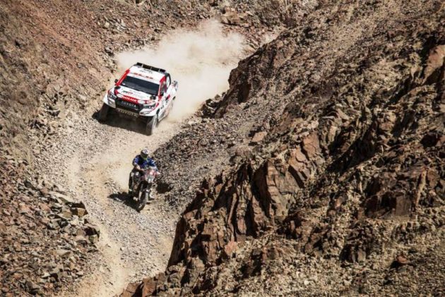 Toyota Hilux i motociklista Dakar 2019