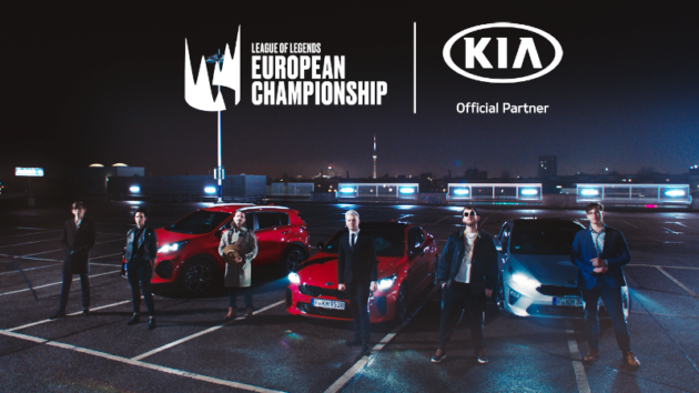 LEC komentatori ― Andrew “Vedius” Day, Indiana “Froskurinn” Black, Romain Bigeard, Trevor “Quickshot” Henry, Daniel Drakos, Aaron “Medic” Chamberlain ― stoje ispred vozila Kia.(sleva)