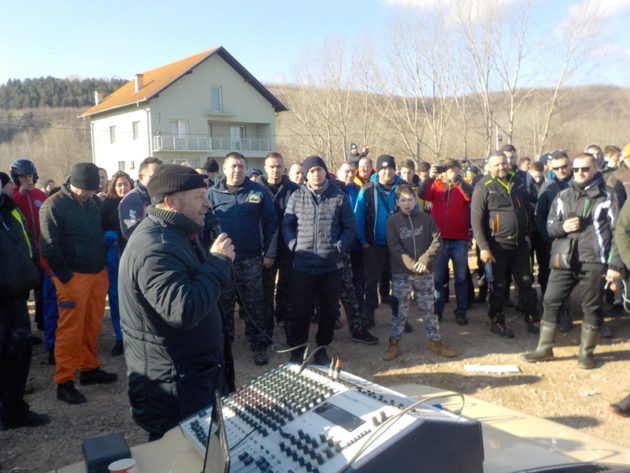 VI Golubačka džipijada Dragiša Adamović drži brifing uoči starta