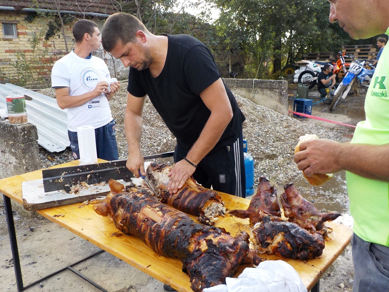 Tranžiranje tri pečena praseta u Bačkoj Topoli