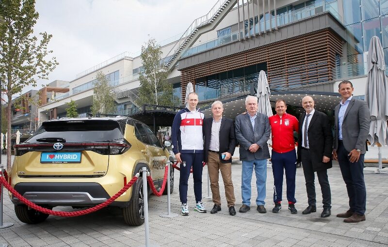 Milenko Sebić (strelac), Aleksandar Andrić (PR menadžer Toyote Srbija), Božidar Maljković (predsednik OKS), Damir Mikec (strelac), Robert Lukić (direktor Toyote Srbija) i Đorđe Višacki (generalni sekretar OKS)