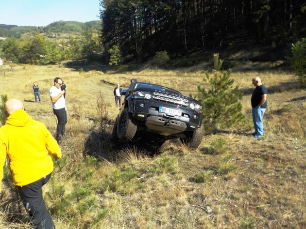 Moćni lend rover posade Tomašević - Mrdak