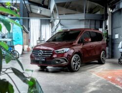 Die neue Mercedes-Benz T-Klasse – Exterieur, rubellitrot metallic
