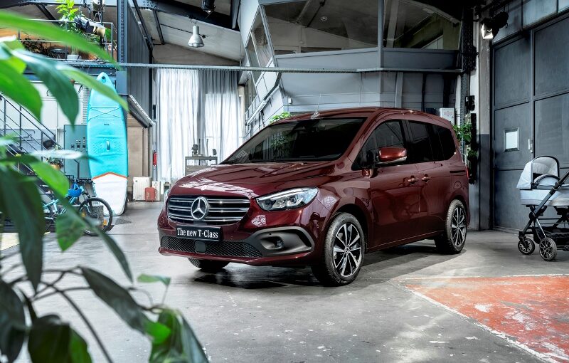 Die neue Mercedes-Benz T-Klasse – Exterieur, rubellitrot metallic
