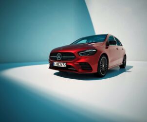 Mercedes-Benz B 250 e, fuel consumption combined, weighted (WLTP) 1,2-0,9 l/100 km, electric energy consumption combined, weighted (WLTP) 17.4-15.4 kWh/100km, CO2 emissions combined, weighted (WLTP) 27-20 g/km [2]; exterior: patagonia red MANUFAKTUR, AMG line