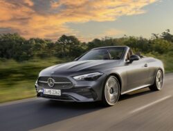 Mercedes-Benz CLE Cabriolet, Exterieur: AMG-Line, graphitgrau magno; Interieur: AMG-Line, Nappaleder Tonkabraun // Mercedes-Benz CLE Cabriolet, exterior: AMG-Line, graphite grey magno; interior: AMG-Line, nappa leather tonka brown