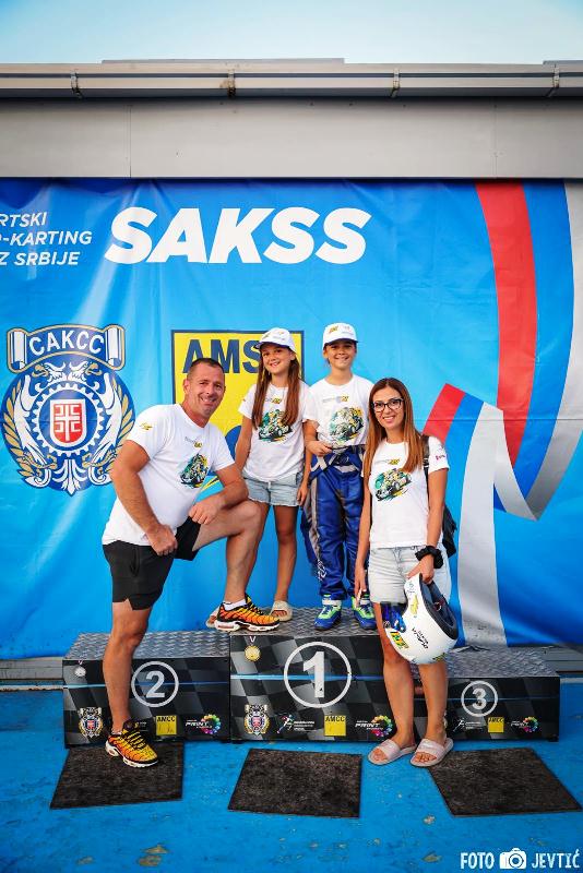 Vasići na podijumu tata Marko, sestra Maša, Dunja šampion i mama Saška