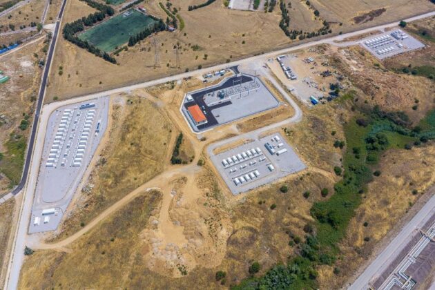 Panoramski prikaz prvog projekta kompanije HELLENiQ ENERGY za skladištenje energije u baterijama, realizovanog u okviru industrijskog kompleksa u Solunu.