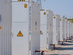 Postrojenja sistema za skladištenje energije u baterijama (BESS) kompanije HELLENiQ ENERGY u Solunu.