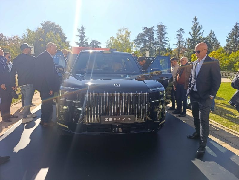 Sa novim modelom 9X iznova ispisuje pravila luksuza i nudi izuzetne performanse super hibrida uz avangardne funkcije prilagođene savremenom kupcu luksuznih proizvoda.