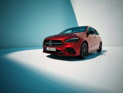 Mercedes-Benz B 250 e, fuel consumption combined, weighted (WLTP) 1,2-0,9 l/100 km, electric energy consumption combined, weighted (WLTP) 17.4-15.4 kWh/100km, CO2 emissions combined, weighted (WLTP) 27-20 g/km [2]; exterior: patagonia red MANUFAKTUR, AMG line